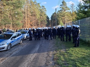 policjanci podczas zabezpieczenia meczu
