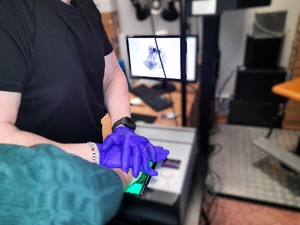 policjant z zatrzymanym i podczas pobierania odbitek palców