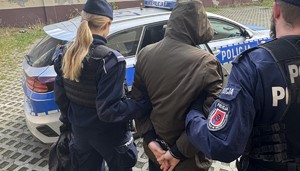 policjanci z zatrzymanym