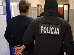 policjanci z zatrzymanym