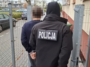 policjanci z zatrzymanym
