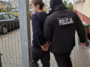 policjanci z zatrzymanym