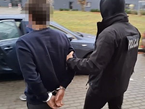 policjanci z zatrzymanym