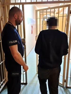 policjanci z zatrzymanym