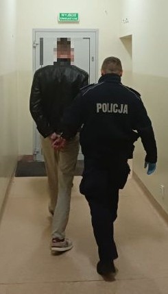 policjant z zatrzymanym