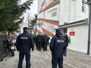 Policjanci nadzorowali ćwiczenia ewakuacyjne w szkole mundurowej.