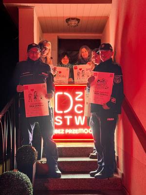 Policjanci na rzecz kampanii "Dzieciństwo bez przemocy"