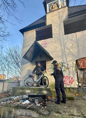Gdyńscy policjanci kontrolują miejsca przebywania osób w kryzysie bezdomności.
