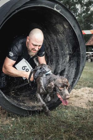 policjant przewodnik psa służbowego