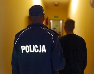 Dwukrotnie włamał się do tego samego mieszkania. 21-latek zatrzymany przez policjantów z Karsina.