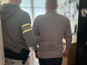 zatrzymany i policjanci