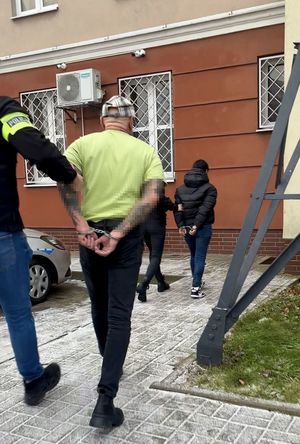 policjanci z zatrzymanymi