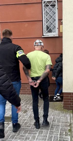 policjanci z zatrzymanymi