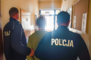 policjanci z zatrzymanym