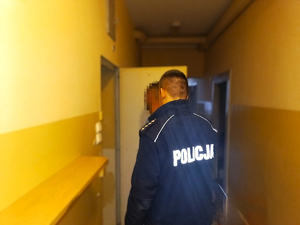 policjant z zatrzymanym