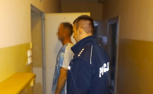 policjant z zatrzymanym