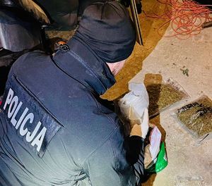 policjanci z zatrzymanym i zabezpieczonymi narkotykami