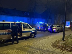 policjanci podczas zatrzymania nietrzeźwego po pościgu