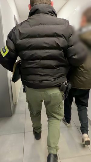 policjanci z zatrzymanym