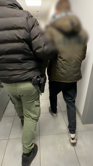 policjanci z zatrzymanym