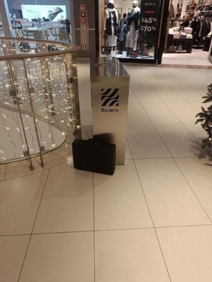 porzucony bagaż w centrum handlowym.