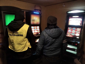 5 nielegalnych maszyn hazardowych zabezpieczyli policjanci i celnicy.