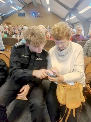 Policjanci i uczniowie klasy mundurowej edukują słupskich seniorów.