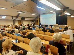 Policjanci i uczniowie klasy mundurowej edukują słupskich seniorów.