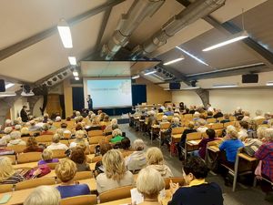 Policjanci i uczniowie klasy mundurowej edukują słupskich seniorów.