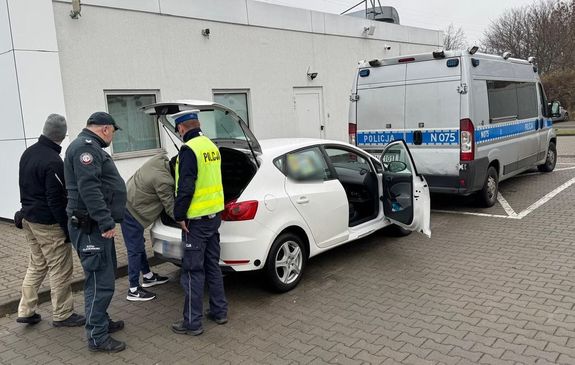 Policjanci wspólnie z funkcjonariuszami KAS kontrolowali przewoźników osób.