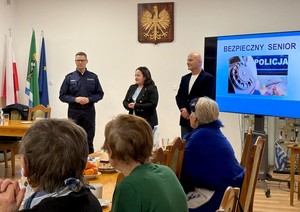 Bezpieczne Życie Seniorów—policjanci ostrzegają mieszkańców przed oszustami.