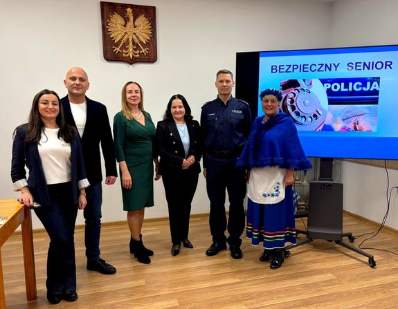 Bezpieczne Życie Seniorów—policjanci ostrzegają mieszkańców przed oszustami.