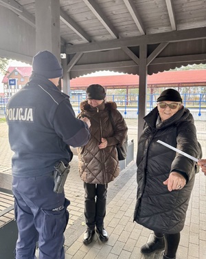 Dzielnicowi przypominają mieszkańcom powiatu puckiego o bezpieczeństwie na drodze