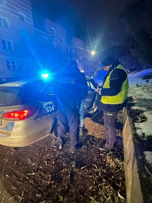 policjanci podczas kontroli drogowej