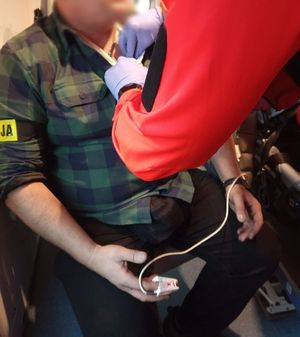 policjant i uratowana