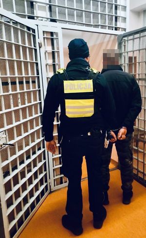 policjant z zatrzymanym