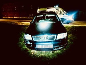 policjant z zatrzymanym