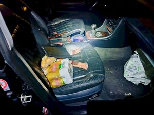 policjant z zatrzymanym