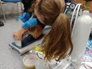 Pomorscy policjanci recertyfikują uprawnienia do wykonywania zadań związanych z udzielaniem kwalifikowanej pierwszej pomocy.