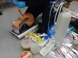 Pomorscy policjanci recertyfikują uprawnienia do wykonywania zadań związanych z udzielaniem kwalifikowanej pierwszej pomocy.