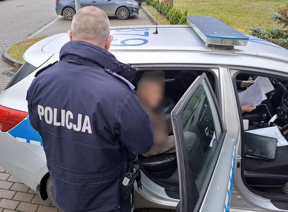 policjant z zatrzymanym