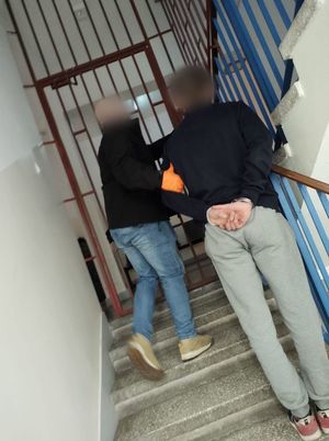 policjant z zatrzymanym