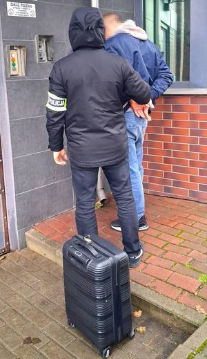 policjant z zatrzymanym