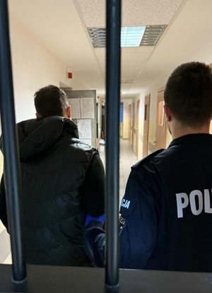 policjant z zatrzymanym