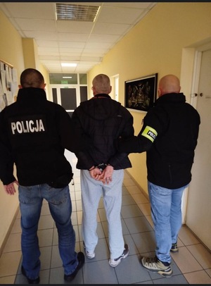 Awanturował się, groził i wykonywał zabronione prawem gesty. Dzisiaj usłyszy zarzuty.