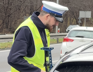 policjant podczas kontroli