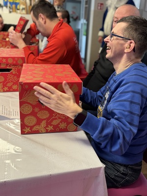 Policyjny Niebieski Mikołaj ponownie odwiedził Środowiskowe Domy Samopomocy w Tczewie.