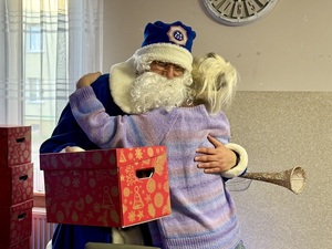 Policyjny Niebieski Mikołaj ponownie odwiedził Środowiskowe Domy Samopomocy w Tczewie.