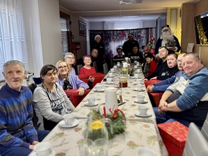 Policyjny Niebieski Mikołaj ponownie odwiedził Środowiskowe Domy Samopomocy w Tczewie.