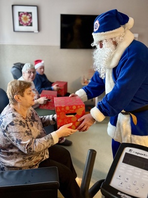 Policyjny Niebieski Mikołaj ponownie odwiedził Środowiskowe Domy Samopomocy w Tczewie.